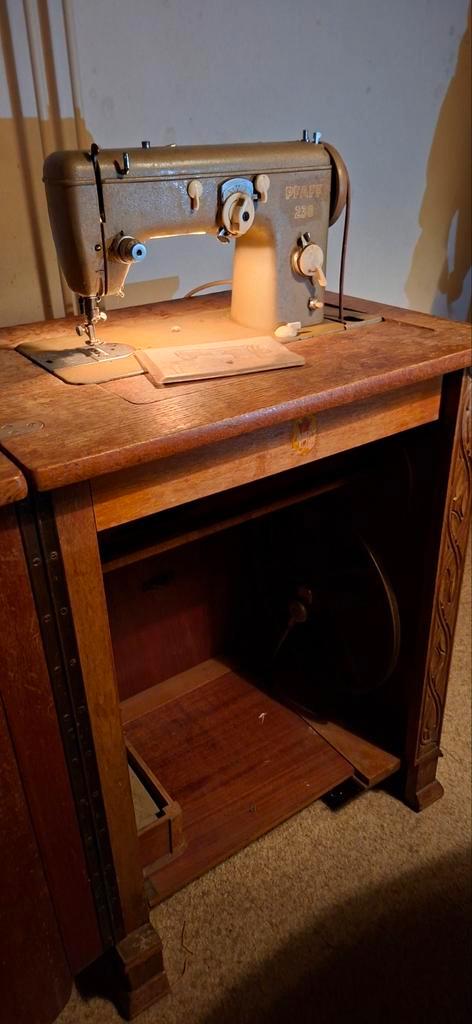 Oude Pfaff 230 Naaimachine in Kast uit 1950, Antiek en Kunst, Antiek | Naaimachines, Ophalen of Verzenden
