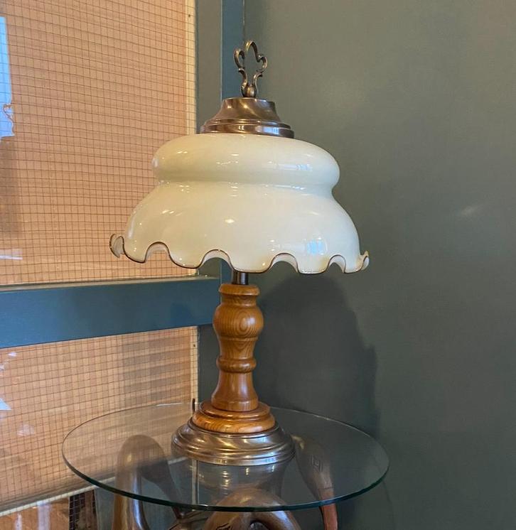 Vintage tafellamp hout met glazen kap en koper details, Huis en Inrichting, Lampen | Tafellampen, Zo goed als nieuw, 50 tot 75 cm