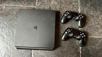 Playstation 4 goedwerkend in nette staat met 2 controllers beschikbaar voor biedingen