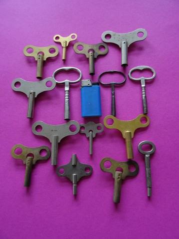 15 x OUDE ANTIEKE KLOK OPWIND SLEUTELS PENDULE COMTOISE  beschikbaar voor biedingen