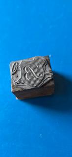Antiek Letterpers Blok - Schild met Letter en Bazuin, Antiek en Kunst, Antiek | Gereedschap en Instrumenten, Ophalen of Verzenden