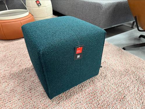 Nieuw Eyye Kub 42 Poef Kaya stof Peacock Voetenbank Kruk, Huis en Inrichting, Banken | Voetenbanken en Poefen, Nieuw, Minder dan 50 cm