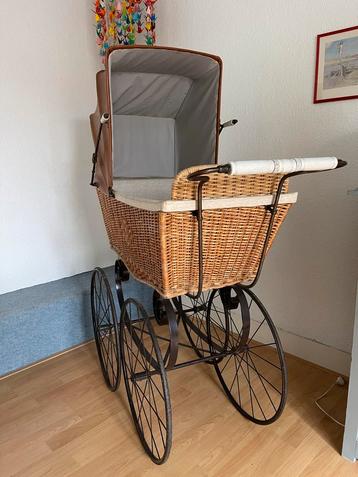 Antieke Rotan Kinderwagen - Uniek! beschikbaar voor biedingen