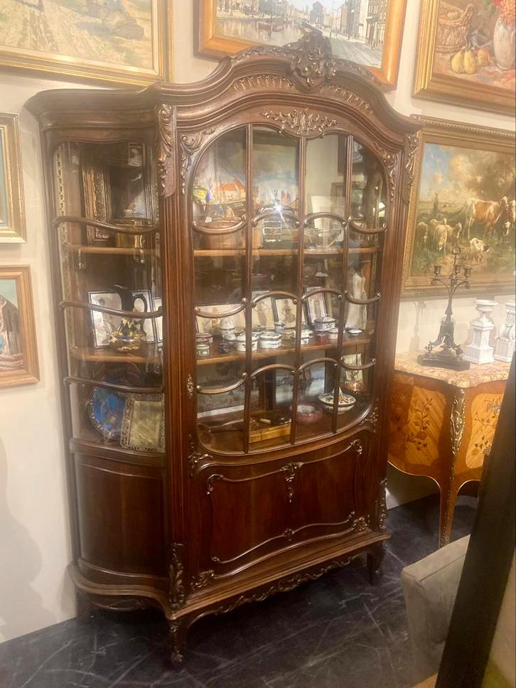 Noten Barok, gestoken vitrinekast, met gebogen zijkanten., Antiek en Kunst, Antiek | Meubels | Kasten, Ophalen
