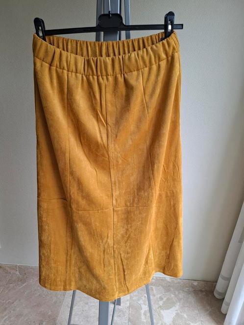 Okergele rok 83 cm lang. Gevoerd en met twee steekzakken., Kleding | Dames, Rokken, Nieuw, Maat 38/40 (M), Geel, Onder de knie