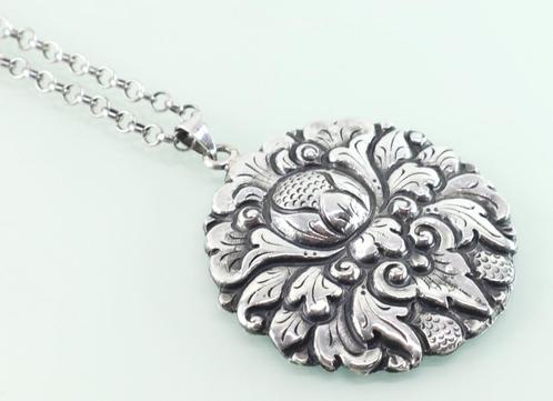 Zilveren Djokja hanger aan collier ca. 1930, Sieraden, Tassen en Uiterlijk, Antieke sieraden, Hanger, Zilver, Ophalen of Verzenden