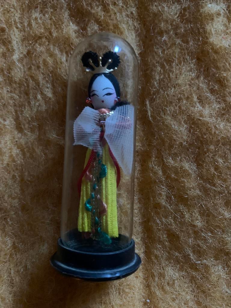 4 oude pipecleaner dolls/pijpenrager popjes in glas, Verzamelen, Poppen, Ophalen of Verzenden, Gebruikt, Pop