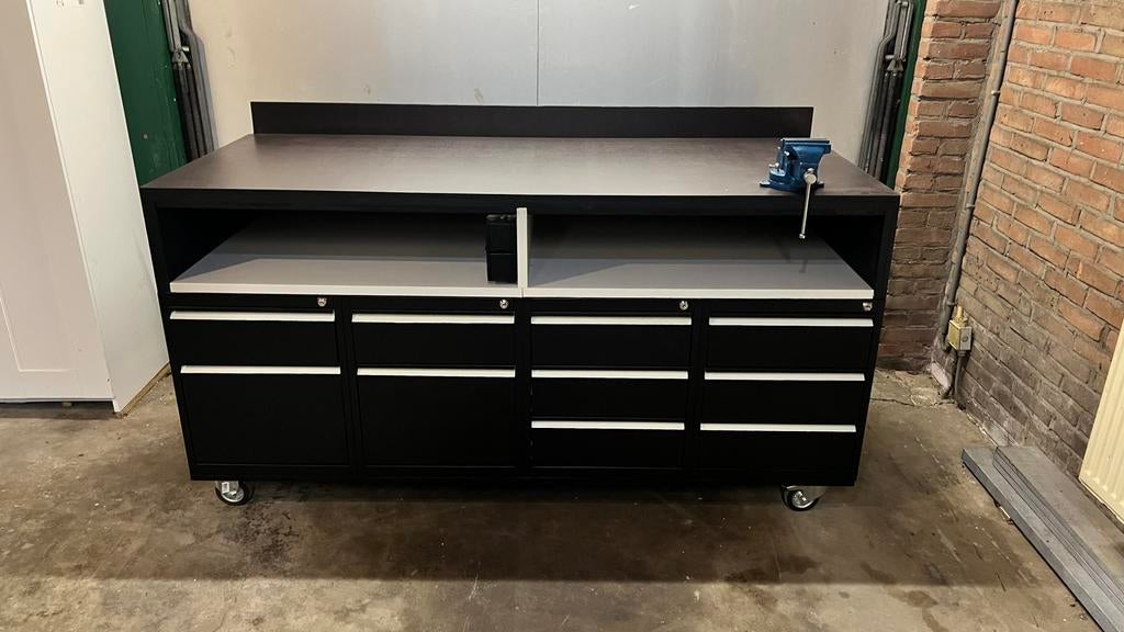 Mobiele werkbank met laden, bankschroef en stroomvoorziening, Ophalen, Zo goed als nieuw