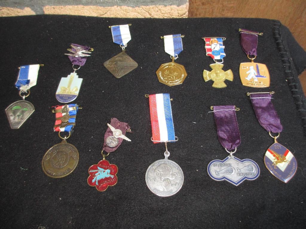 oude airborne wandel medailles ww2 herdenking medailles, Ophalen of Verzenden, Overige materialen, Nederland