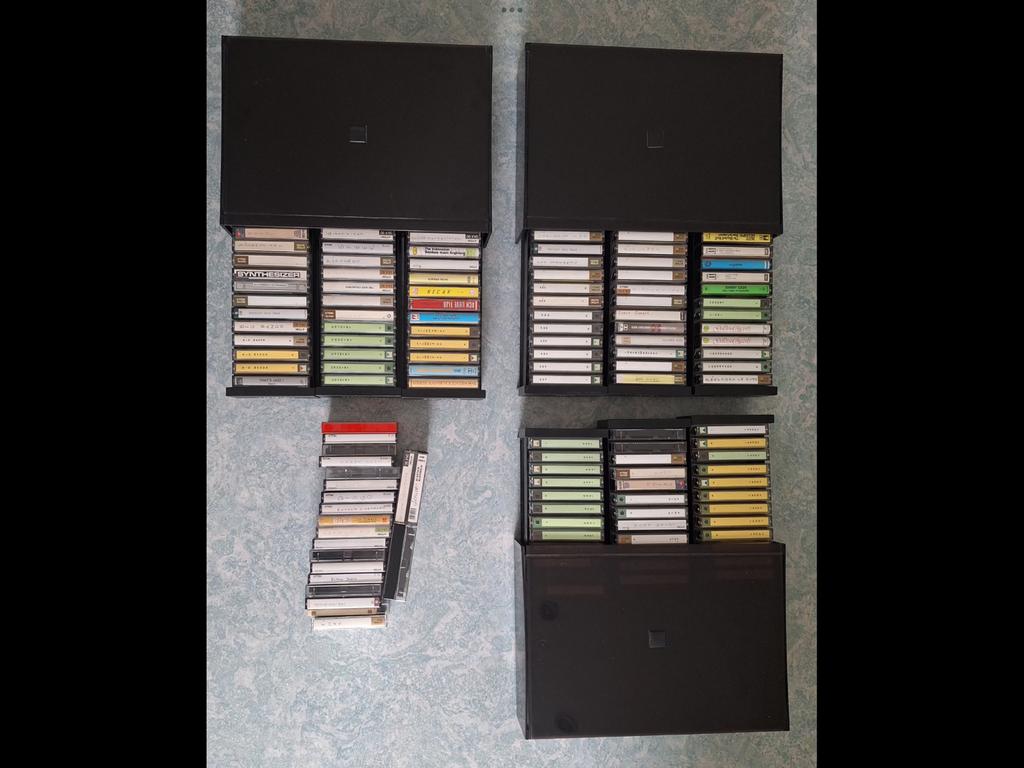 121 cassettebandjes waarvan 108 in 3 boxen, Gebruikt, Overige genres, Ophalen of Verzenden, Met bewaardoos, rek of koffer