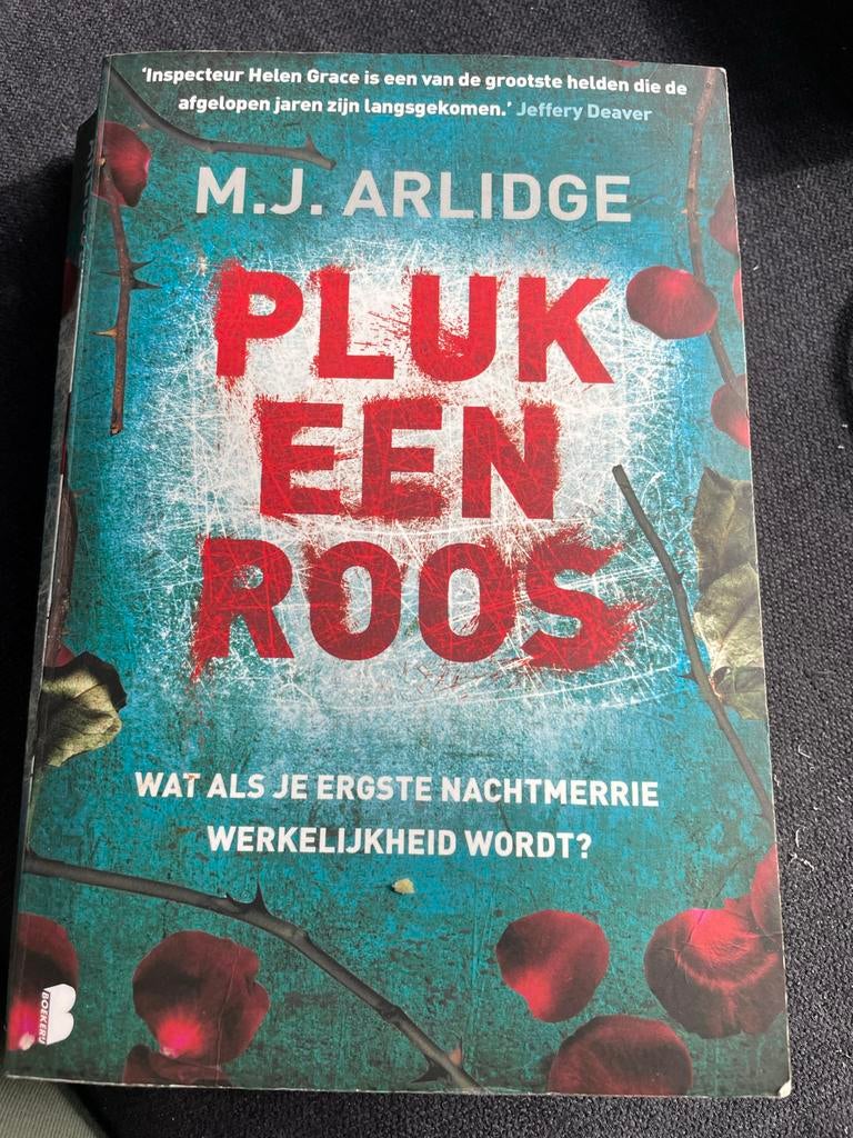 Pluk een Roos - M.J. Arlidge (Thriller), Ophalen of Verzenden, Gelezen, Europa overig
