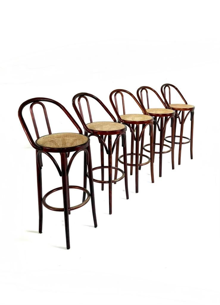 Set van 5 vintage webbing barkrukken, stijl Thonet ‘60, Huis en Inrichting, 5 krukken of meer, Met voetsteun, Hout, 60 tot 90 cm