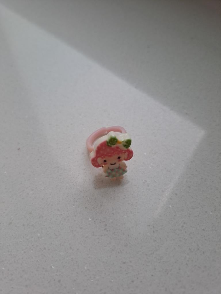 Roze kinderring met poppetje Strawberry shortcake, Ophalen of Verzenden, Zo goed als nieuw, Roze, Ring