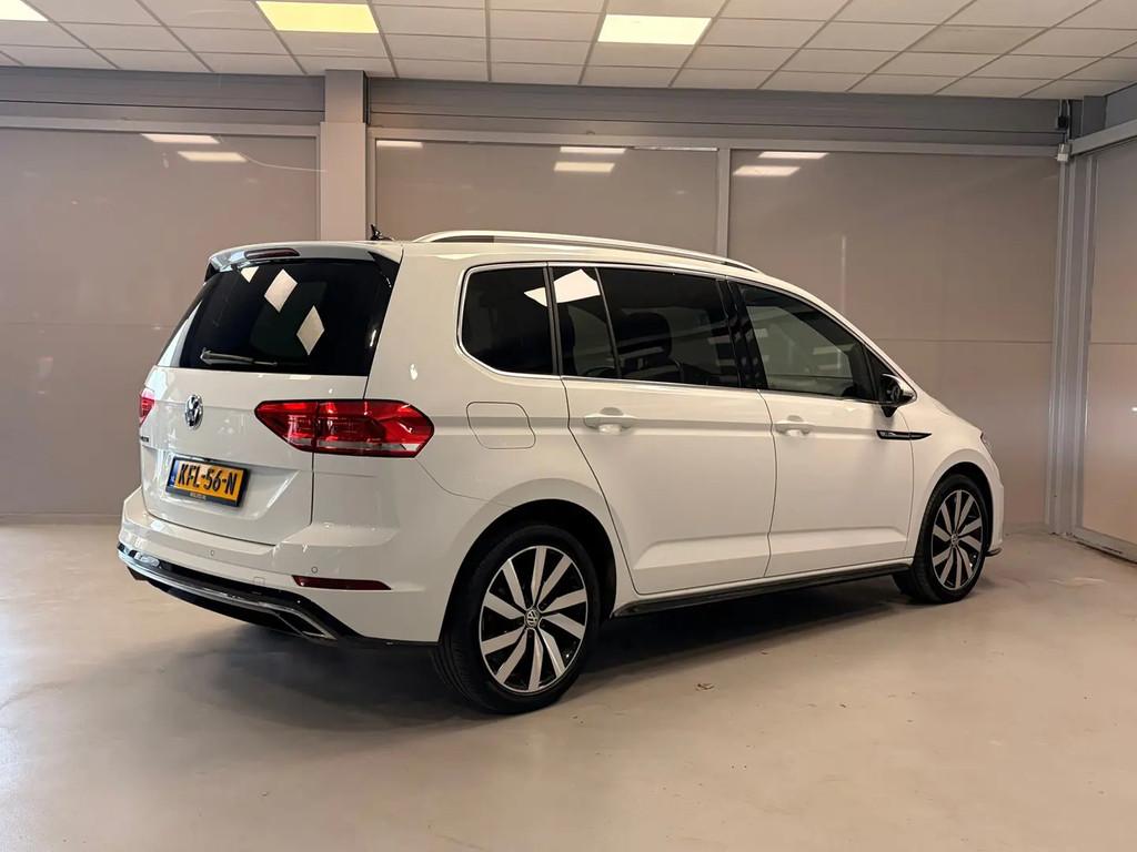 Volkswagen Touran 1.5 TSI Highline 7p | LEER | € 29.900,00, Automaat, 4 cilinders, 150 pk, 7 stoelen
