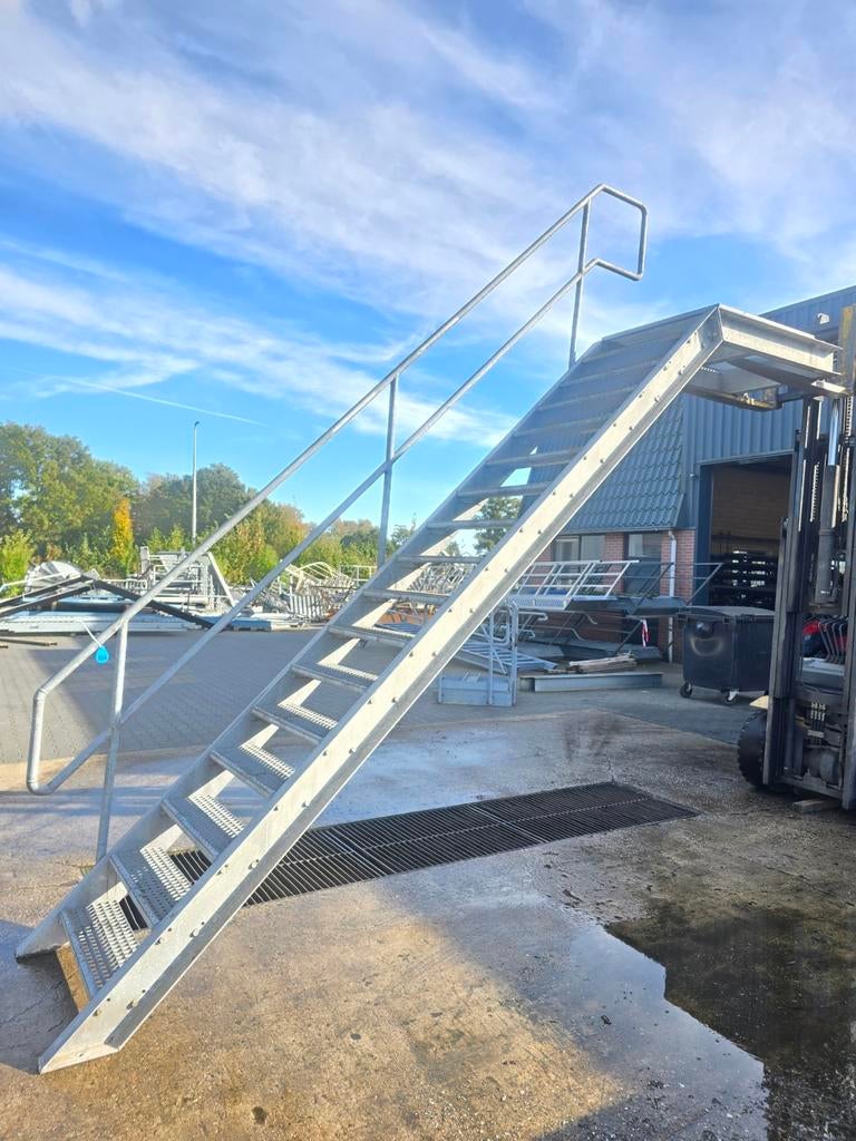 Stalen trap met bordes gegalv. Hoog 3,3 mtr. Nob154, Doe-het-zelf en Verbouw, Ladders en Trappen, Ophalen, 2 tot 4 meter