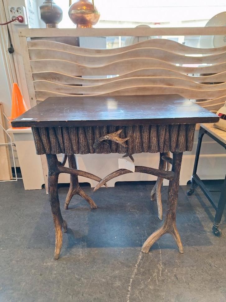 Uniek ladekastje met hoornen pootjes, Huis en Inrichting, Kasten | Ladekasten, Zo goed als nieuw, Minder dan 100 cm, 50 tot 100 cm