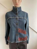 Blacky Dress spijkerjas maat 38 blauw rood steentjes, Ophalen of Verzenden, Zo goed als nieuw, Maat 38/40 (M), Blauw