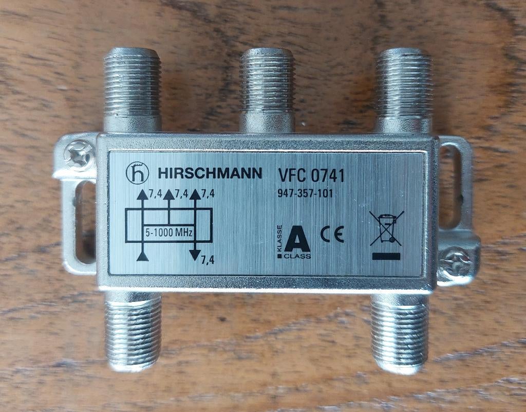 Hirschmann 4-voudige splitter VFC 0741 met F-con aansluiting, Ophalen of Verzenden, Zo goed als nieuw, Minder dan 2 meter, Coaxiale kabel