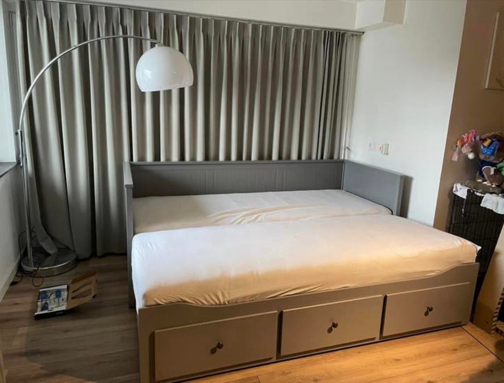 Ikea HEMNES uitschuifbaar bed met opberglades, Huis en Inrichting, Slaapkamer | Bedden, Ophalen, Verstelbaar, Eenpersoons, Zo goed als nieuw