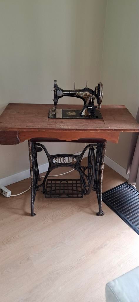 Antieke Stoewer naaimachine met houten tafel, Ophalen