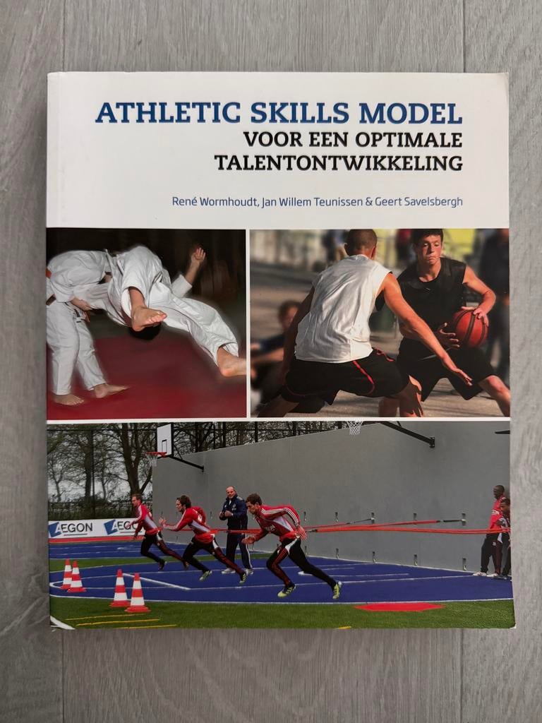 Boek: Athletic Skills Model, Boeken, Ophalen of Verzenden, Zo goed als nieuw, Overige sporten