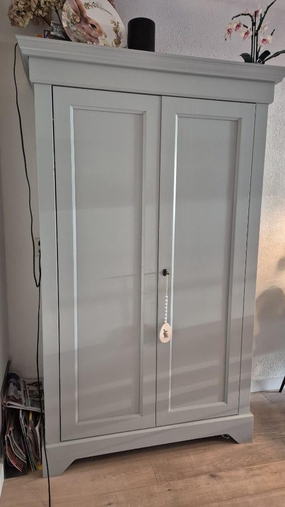 Isabel 2 deurs houten kast betongrijs uit Woood collectie, Huis en Inrichting, Ophalen, Met deur(en), 100 tot 150 cm, Zo goed als nieuw