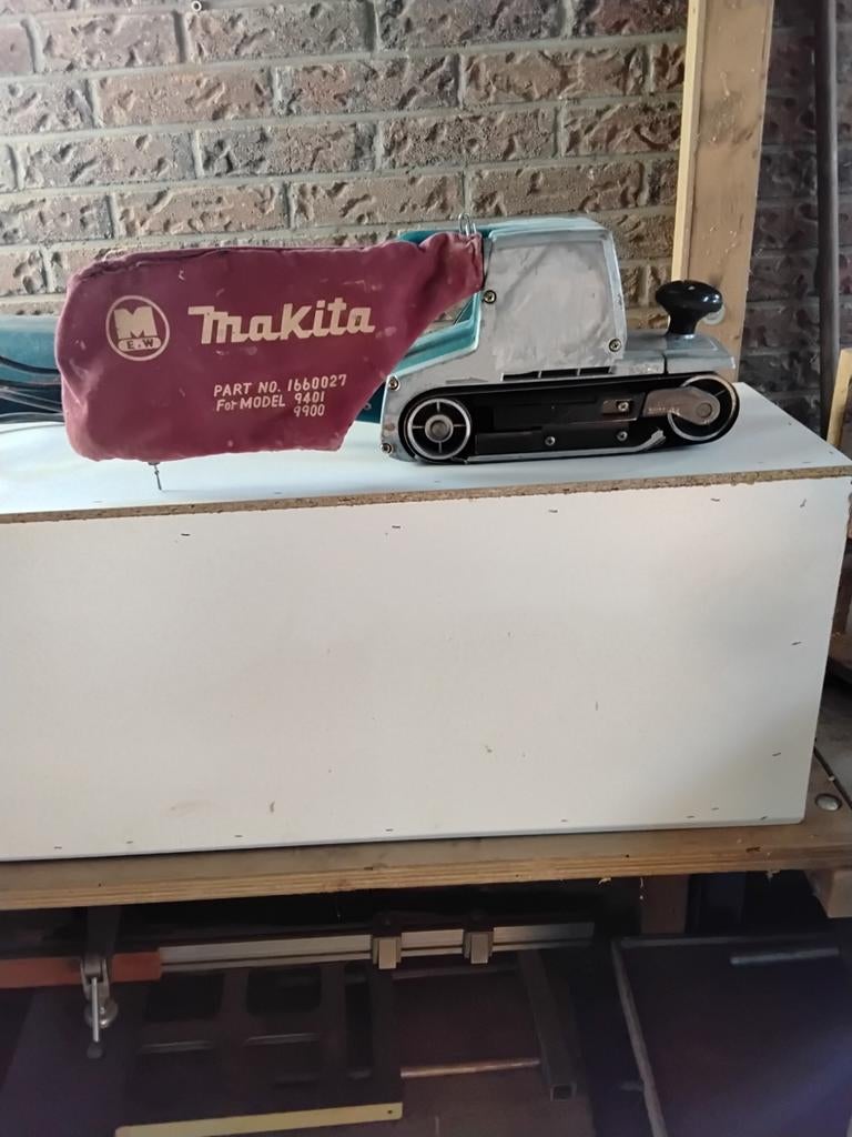 Makita bandschuurmachine Model 9401 met 3 nieuwe banden, Ophalen of Verzenden, Gebruikt, 600 tot 1200 watt, Bandschuurmachine
