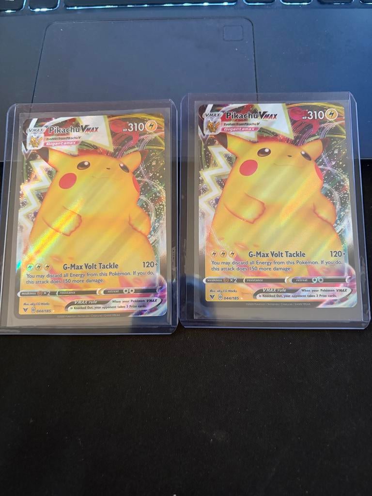 Pikachu VMAX Vivid Voltage Pokémon Kaart, Ophalen of Verzenden, Zo goed als nieuw, Losse kaart, Foil