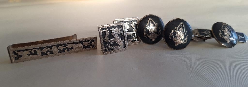 3 set manchetknopen en bijbehorende dasspelden., Ophalen of Verzenden, Gebruikt, Overige materialen