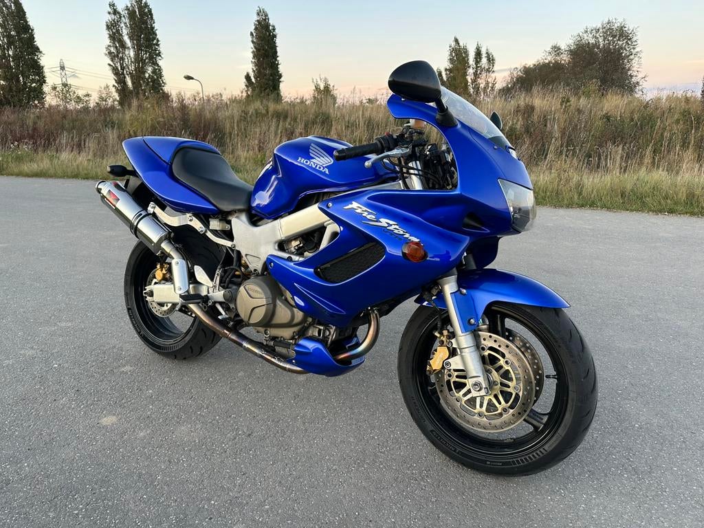 Honda VTR1000F Firestorm - Zeer lage km stand!, Motoren, Motoren | Honda, 2 cilinders, Sportuitlaat, Occasion, Motorrijbewijs A