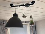 Zwarte hanglamp met metalen buis, Huis en Inrichting, Lampen | Hanglampen, Ophalen of Verzenden, Zo goed als nieuw, Metaal, Minder dan 50 cm