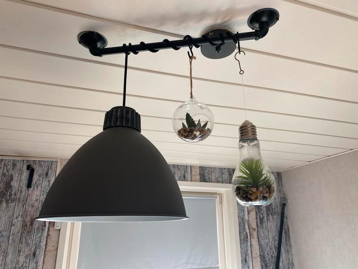 Zwarte hanglamp met metalen buis, Huis en Inrichting, Lampen | Hanglampen, Zo goed als nieuw, Minder dan 50 cm, Metaal, Ophalen of Verzenden