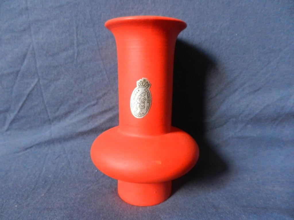 Geheel oranje geglazuurd vaasje door Modica uit Gouda h 14,2, Antiek en Kunst, Antiek | Keramiek en Aardewerk, Ophalen of Verzenden