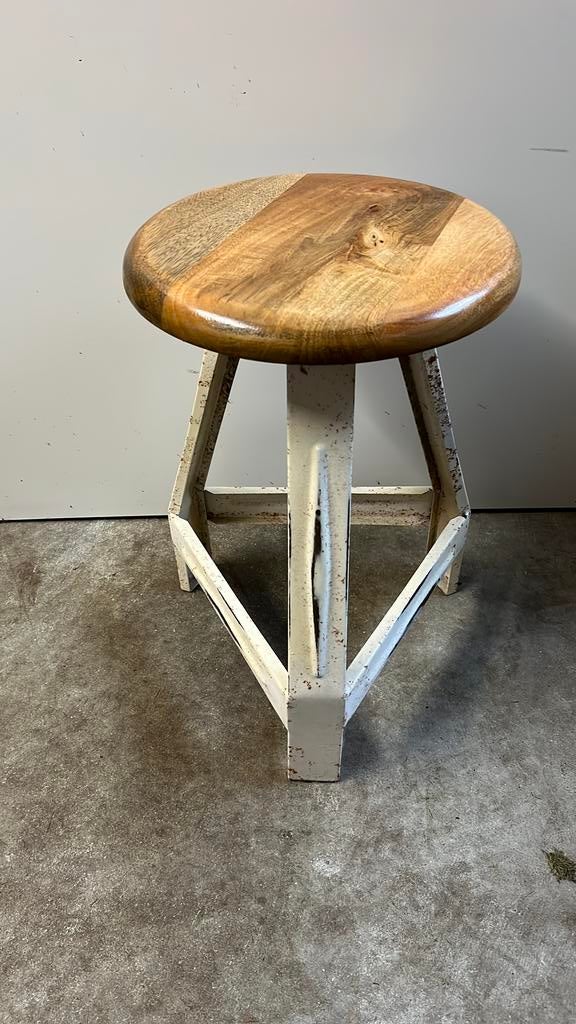 Vintage Rustieke Kruk met een natuurlijke houten zitting en, Ophalen of Verzenden