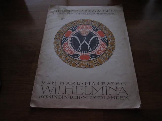 herinnerings album Wilhelmina.Prins Bernard in glas., Verzamelen, Koninklijk Huis en Royalty, Ophalen of Verzenden, Nieuw, Overige typen