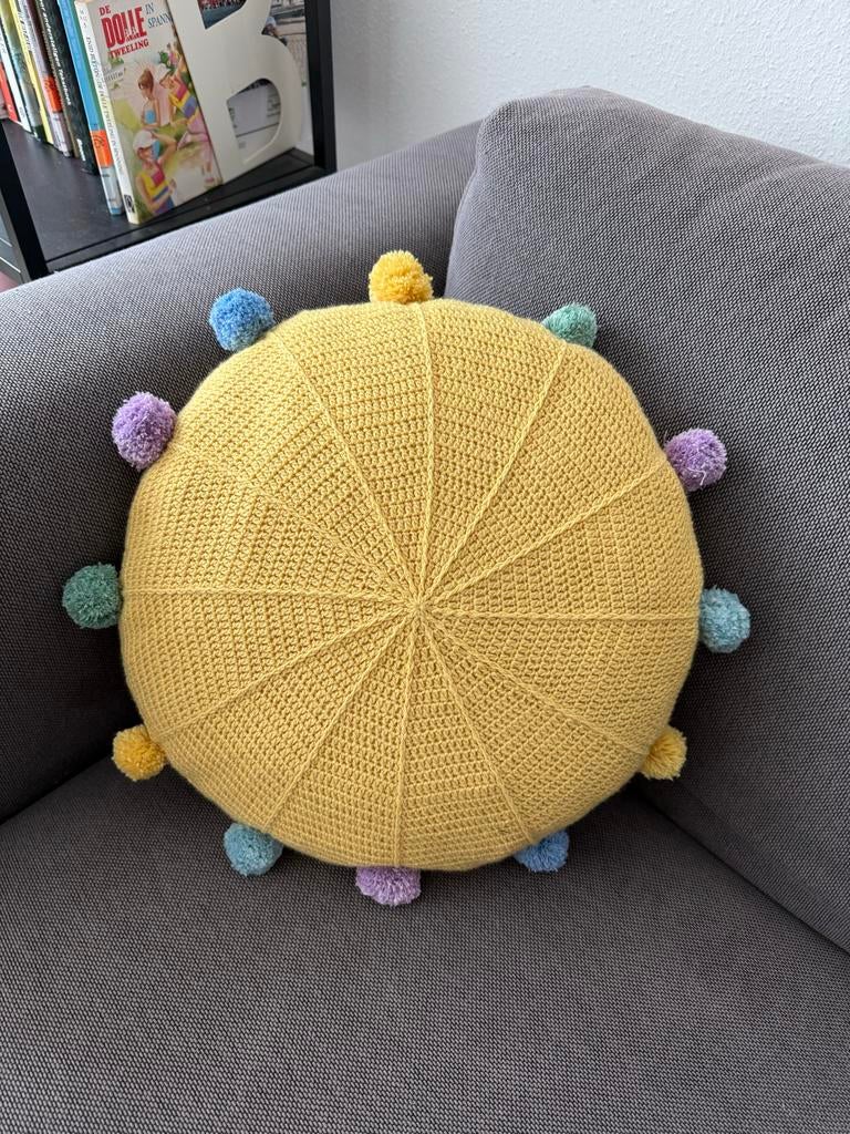 Geel gehaakt kussen met pompons, Huis en Inrichting, Woonaccessoires | Kussens, Ophalen of Verzenden, Nieuw, Geel, Rond