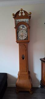 Staande  friese  klok met dubbele kap maan datum  plus wekke, Ophalen