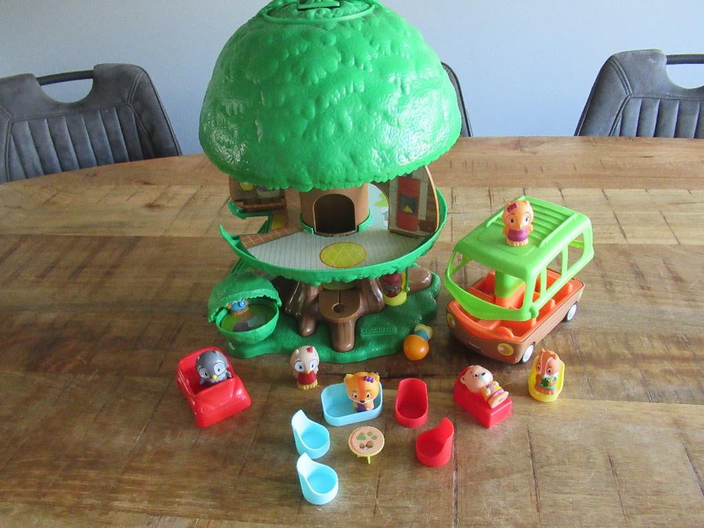 Veel Klorofil boomhuis Boom compleet met bus en 10 poppetjes, Kinderen en Baby's, Speelgoed | Poppenhuizen, Ophalen of Verzenden