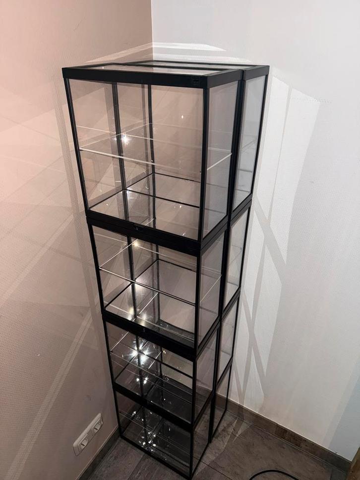 8 vitrine met LED's voor schaalmodellen en helmen (USB), Huis en Inrichting, Kasten | Vitrinekasten, Zo goed als nieuw, Minder dan 100 cm