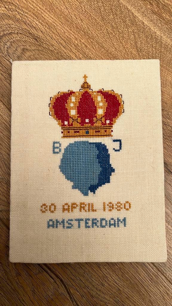 Borduurwerk Bernhard/ Juliana amsterdam 30 april 1980, Verzamelen, Koninklijk Huis en Royalty, Zo goed als nieuw, Ophalen of Verzenden