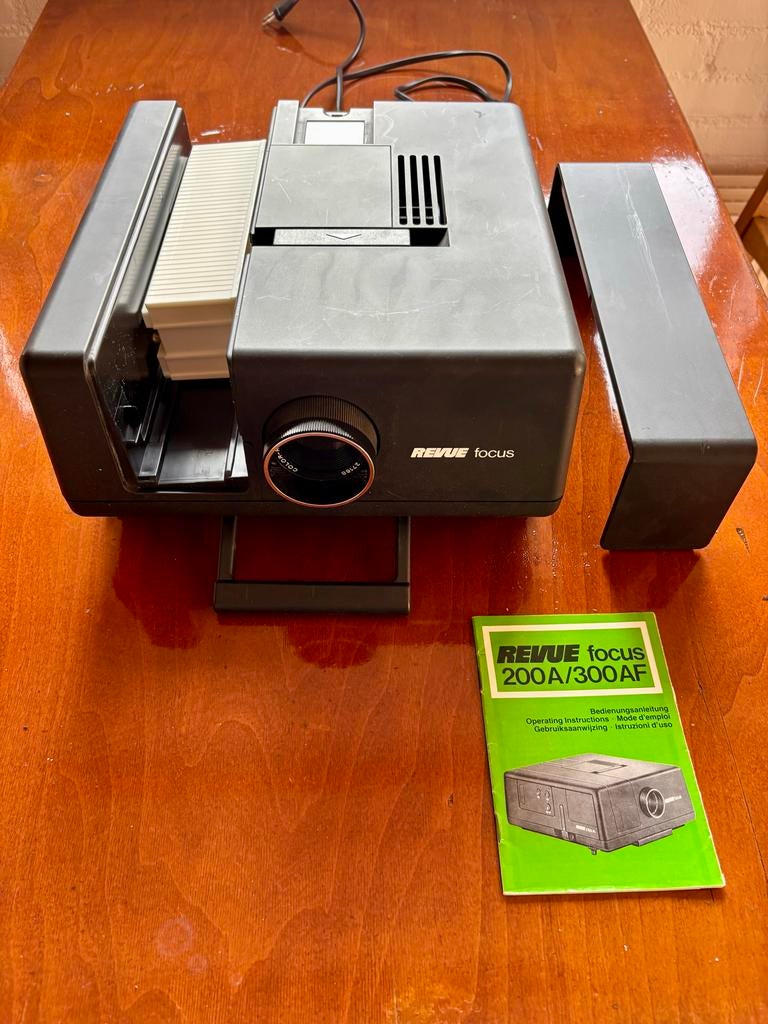 Revue Focus 200 A/300 AF Diaprojector met afstandsbediening, Ophalen of Verzenden, Gebruikt