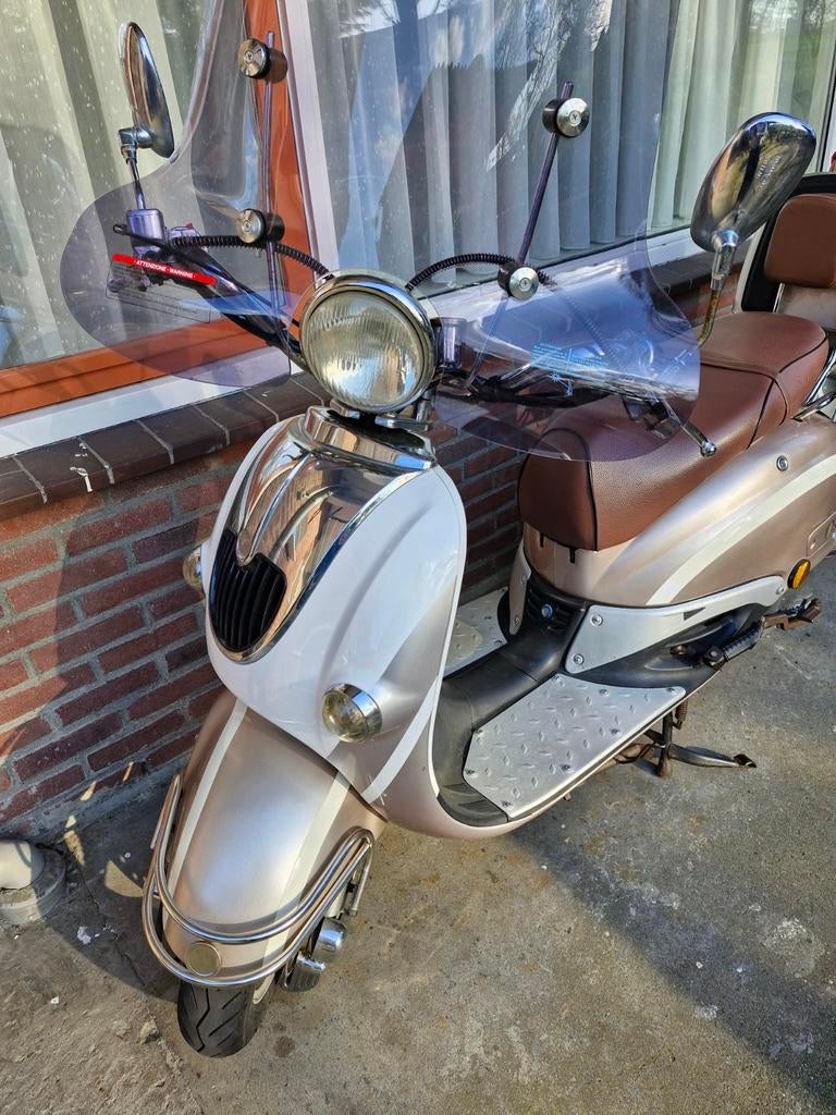 Senzo scooter 2019 werkt heel goed, Fietsen en Brommers, Snorfietsen en Snorscooters, Ophalen of Verzenden, Gebruikt, Benzine