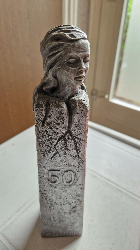 oud beeld vrouw mijlpaal 50 jaar, Verzamelen, Beelden en Beeldjes, Ophalen of Verzenden, Zo goed als nieuw, Mens