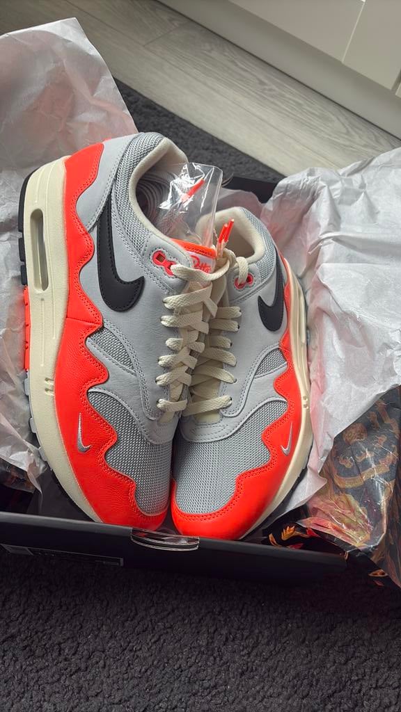 Nike Patta Air Max 1 hyper chrimson black 44, Zwart, Nieuw, Ophalen of Verzenden, Sneakers of Gympen