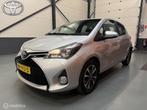 Toyota Yaris 1.5 Hybrid Aspiration Navi|Cruise|Camera|Trekha, 4 cilinders, 49 €/maand, Bedrijf, Hybride Elektrisch/Benzine