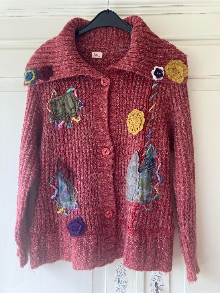 Rood vest met geborduurde details van Art, Kleding | Dames, Truien en Vesten, Ophalen of Verzenden, Zo goed als nieuw, Maat 46/48 (XL) of groter