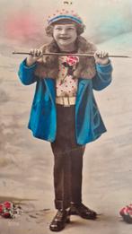 Oude ansichtkaart meisje in blauw jasje 1939, Ophalen of Verzenden, 1920 tot 1940, Gelopen, Kinderen