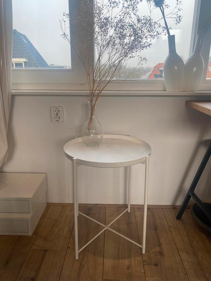 Stijlvolle witte bijzettafel - Ikea, Huis en Inrichting, Tafels | Bijzettafels, Zo goed als nieuw, Rond, 45 tot 60 cm, Minder dan 55 cm