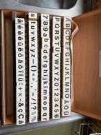 Vintage Schoolstempels in Houten Doos - Alfabet & Cijfers, Ophalen, Gebruikt, Houten stempel
