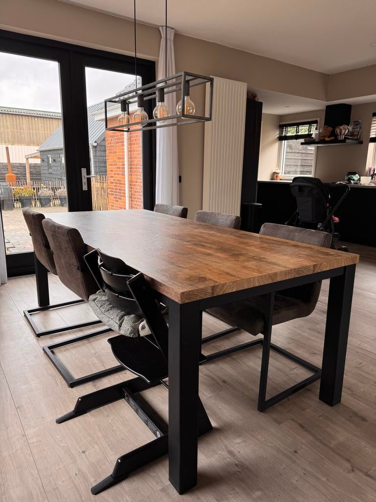 Houten eettafel met zwart metalen onderstel, Huis en Inrichting, Tafels | Eettafels, Ophalen, Gebruikt, 50 tot 100 cm, Vijf personen of meer